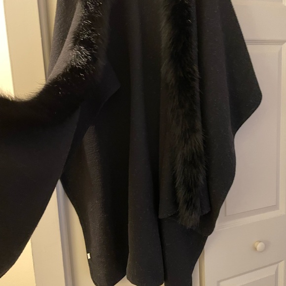 Woman’s Black Causal Caper Throw-over - Picture 3 of 3